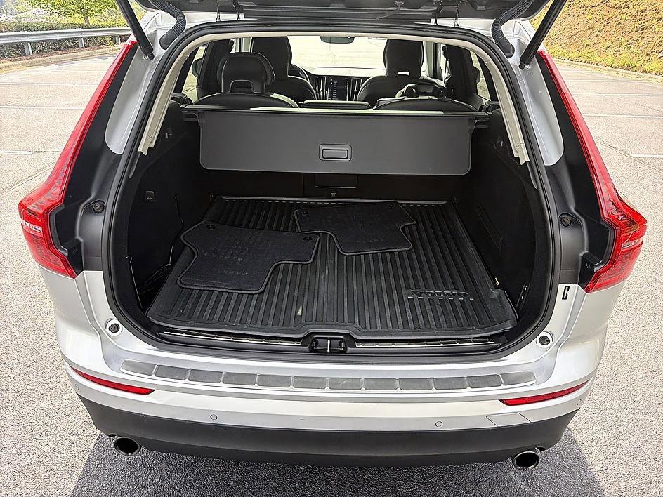 Used 2019 Bright Silver Metallic Volvo Momentum image 8