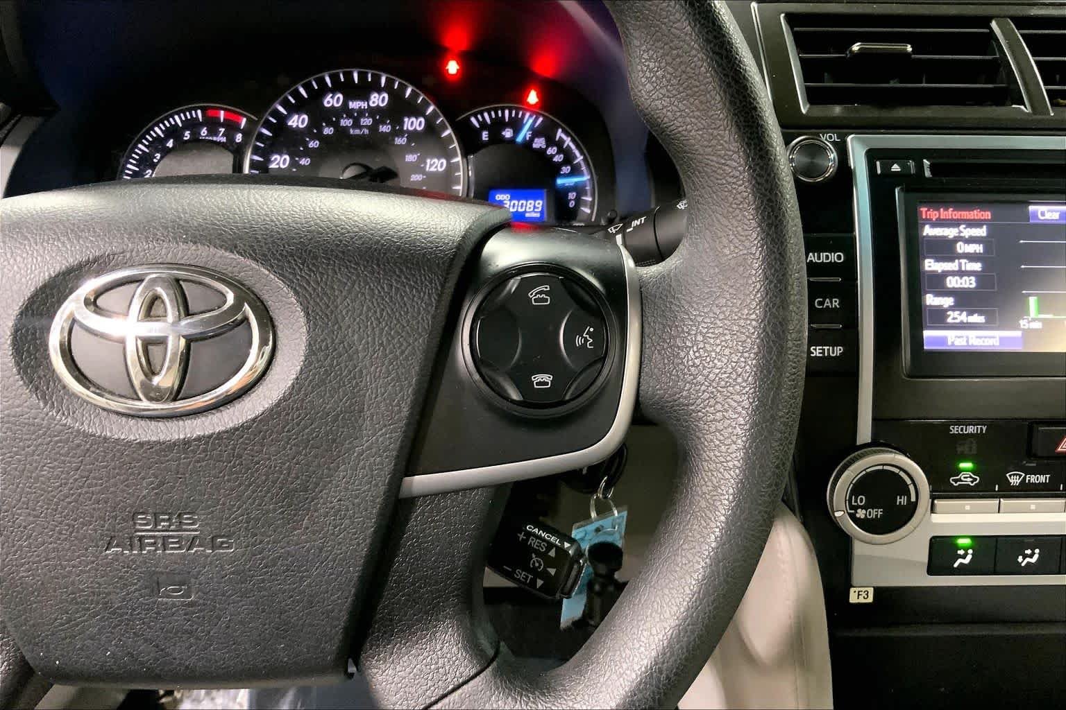 Used 2014 Classic Silver Metallic Toyota LE image 25