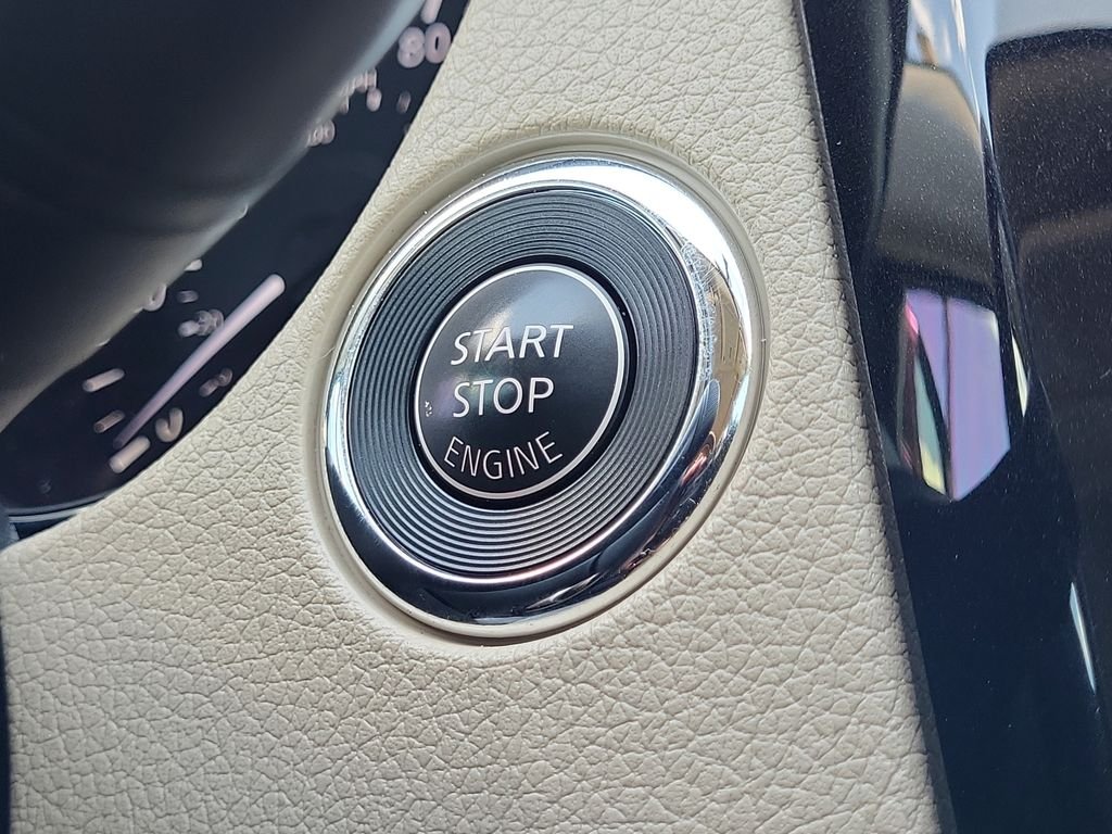 Used 2016 Blue Nissan SL image 33