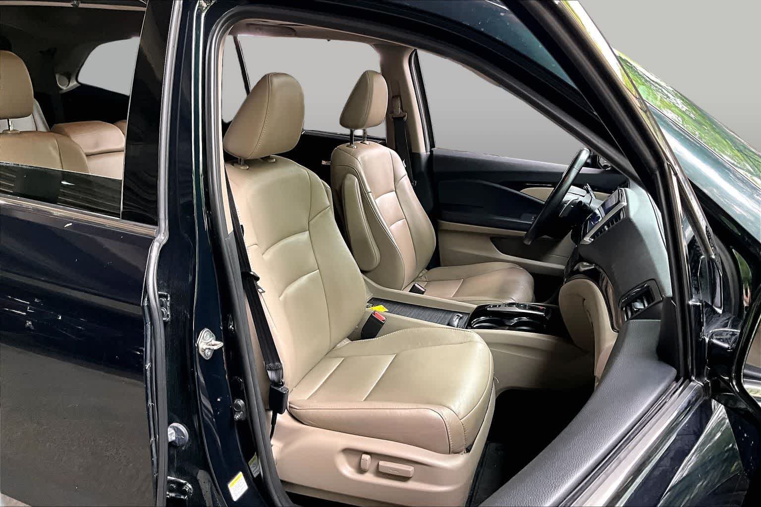 Used 2016 Black Forest Pearl Honda Touring image 8