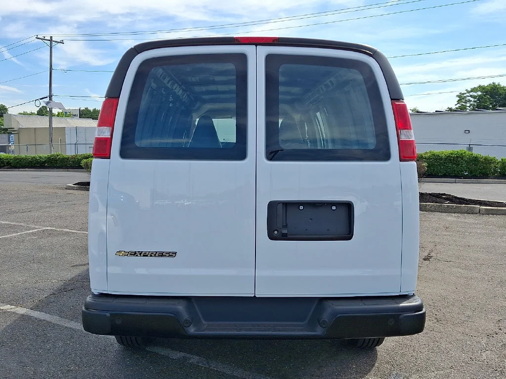 New 2026 Summit White Chevrolet WT image 7