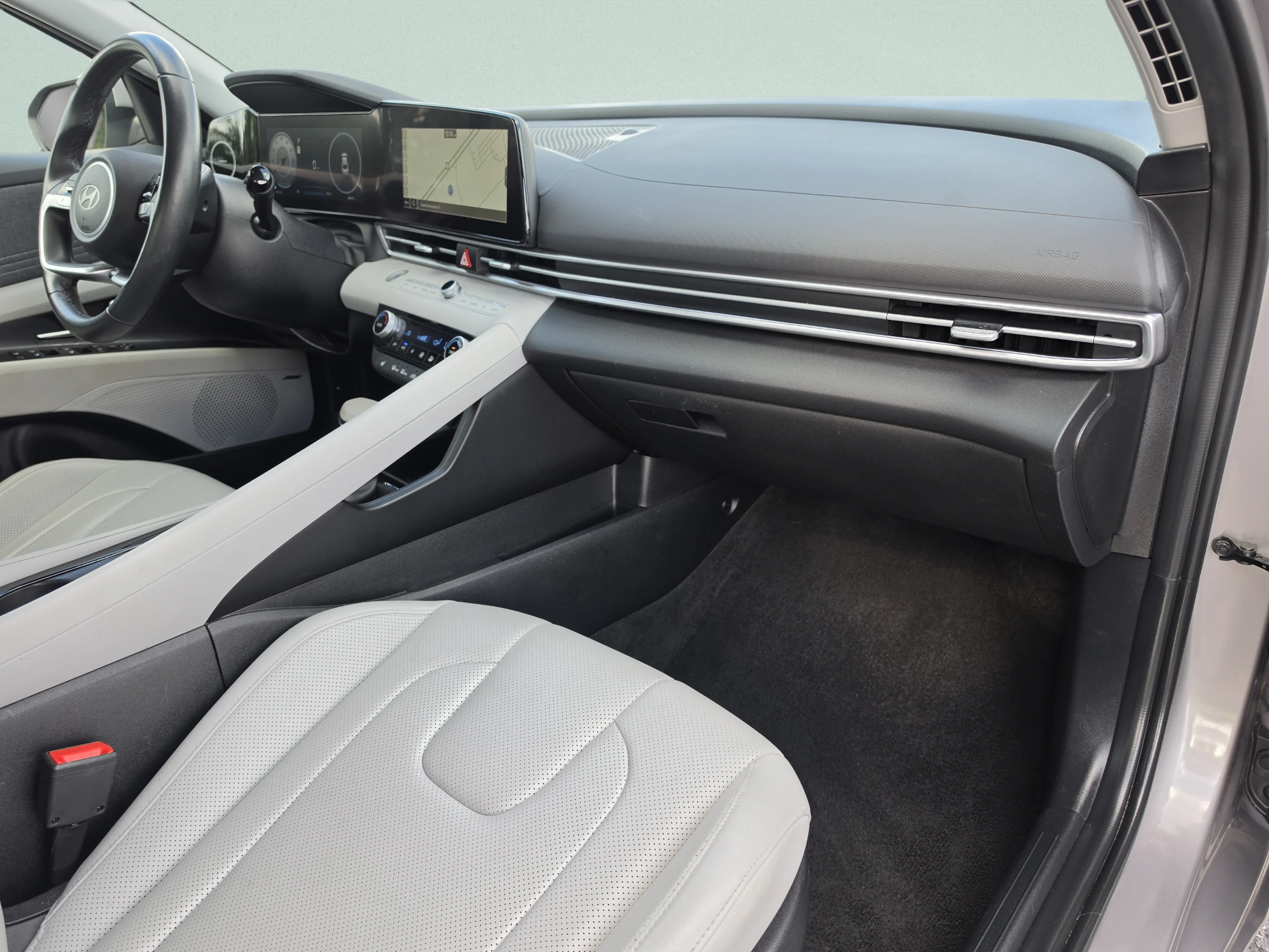 Used 2025 Fluid Metal Hyundai Limited image 14
