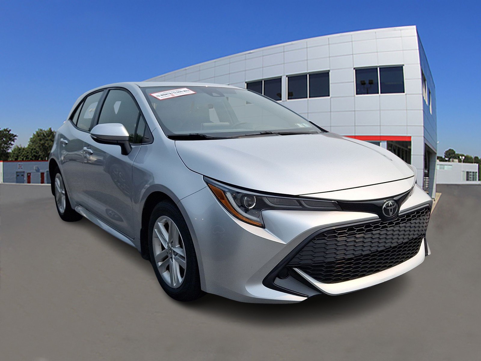 Used 2019 Classic Silver Metallic Toyota SE image 1