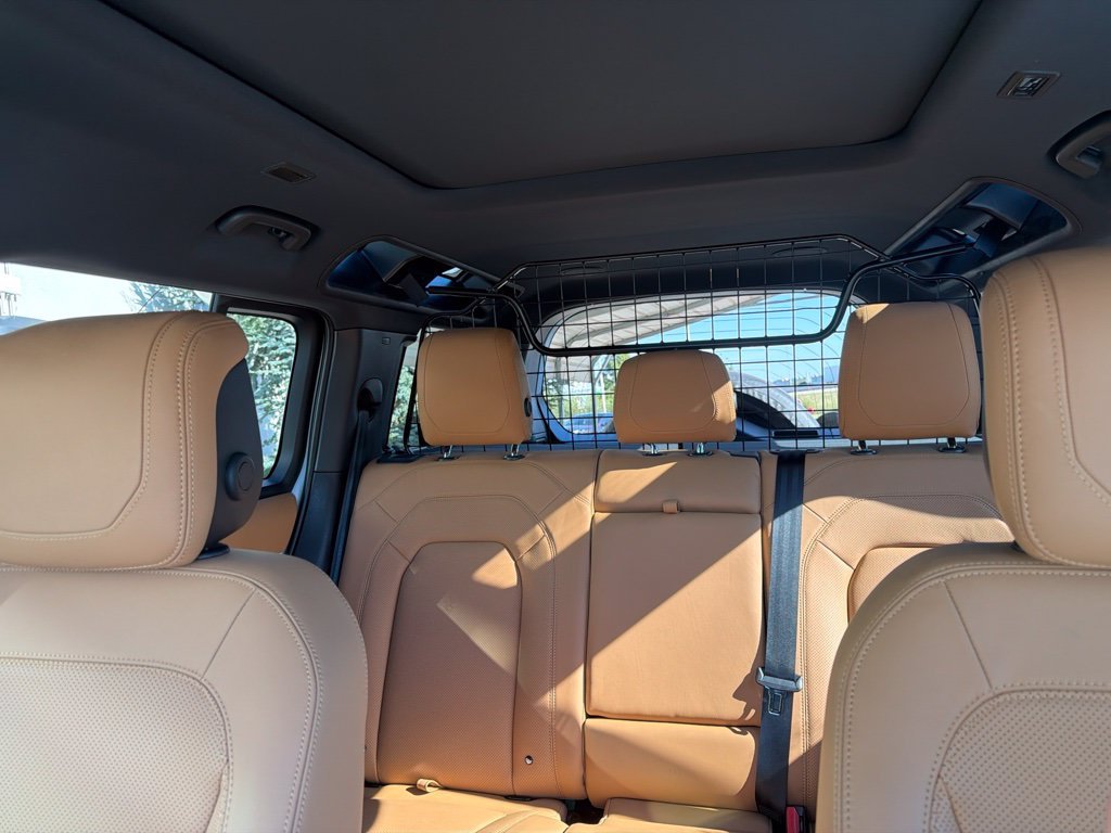 Used 2023 White Land Rover V8 image 18