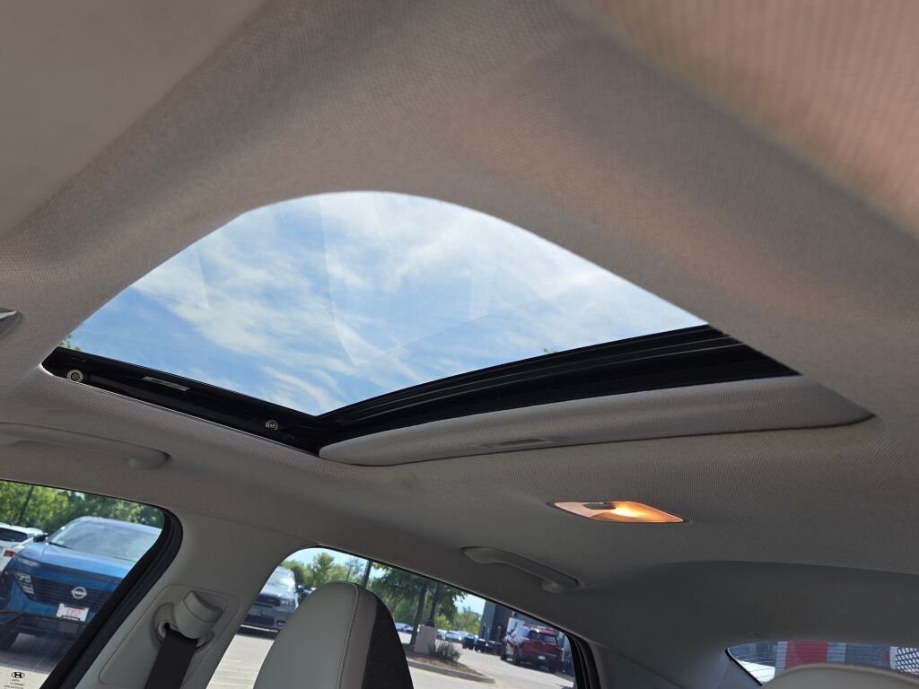 Used 2022 Black Hyundai Limited image 18