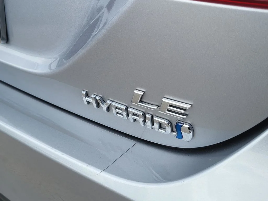 Used 2020 Silver Toyota LE image 5