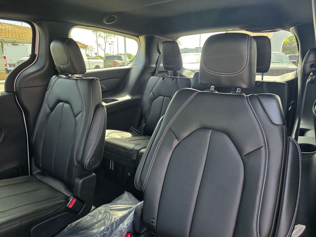 New 2026 Bright White Clear-Coat Exterior Paint Chrysler LX image 9