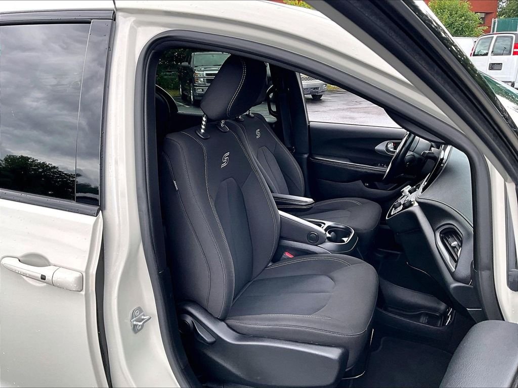 Used 2021 White Chrysler Touring image 11