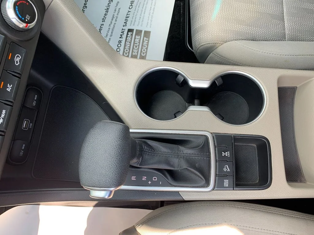 Used 2022 White Kia LX image 24