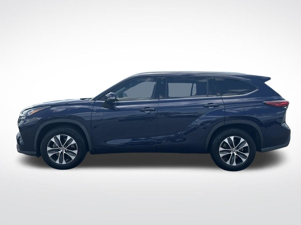 Used 2020  Toyota XLE image 3