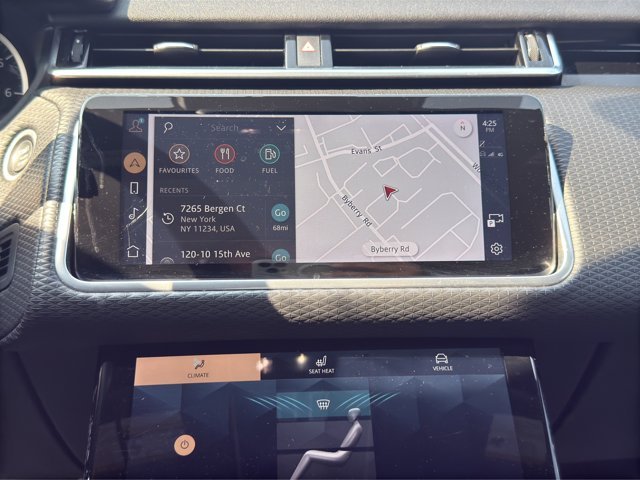 Used 2022 White Land Rover R-Dynamic S image 18
