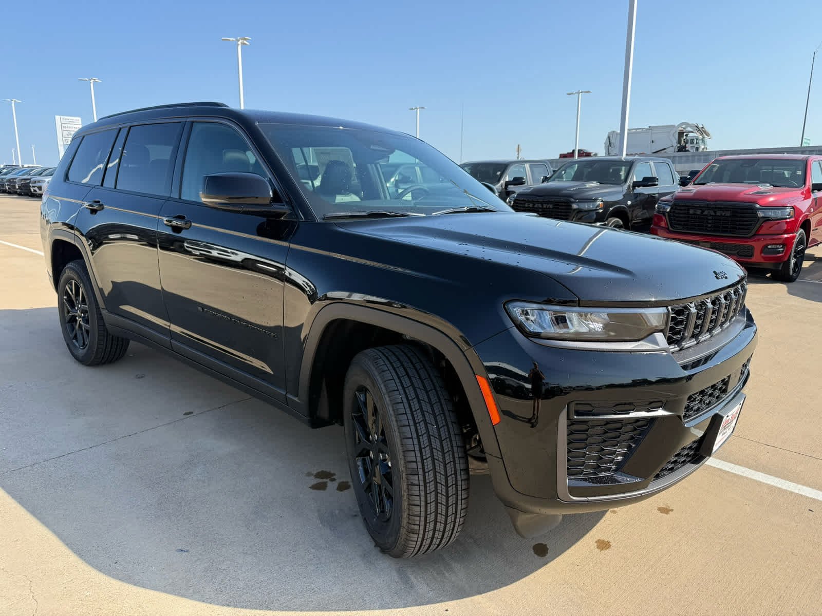 New 2026 Diamond Black Crystal Pearlcoat Jeep Laredo Altitude image 4