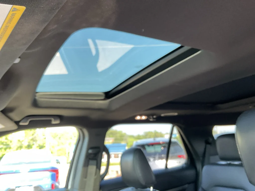 Used 2019 White Platinum Metallic Tri-Coat Ford XLT image 17