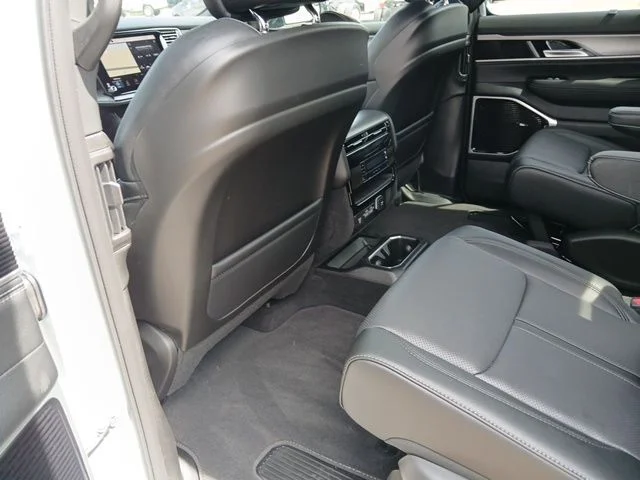 New 2026 Bright White Clear-Coat Exterior Paint Jeep Limited Reserve image 29