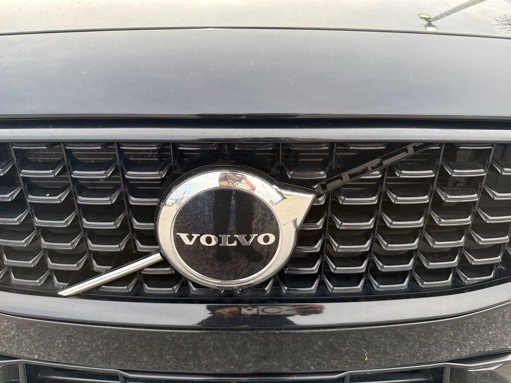 Used 2024 Black Volvo B5 Core Dark Theme image 9