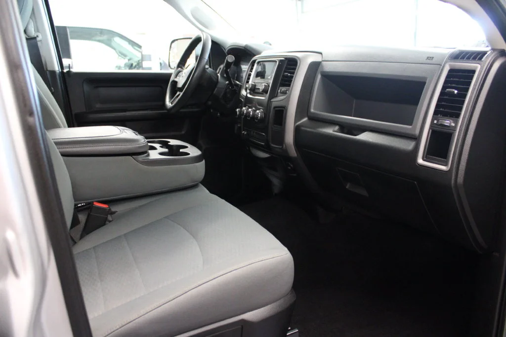 Certified Used 2018 Bright Silver Clearcoat Metallic Ram Tradesman image 40