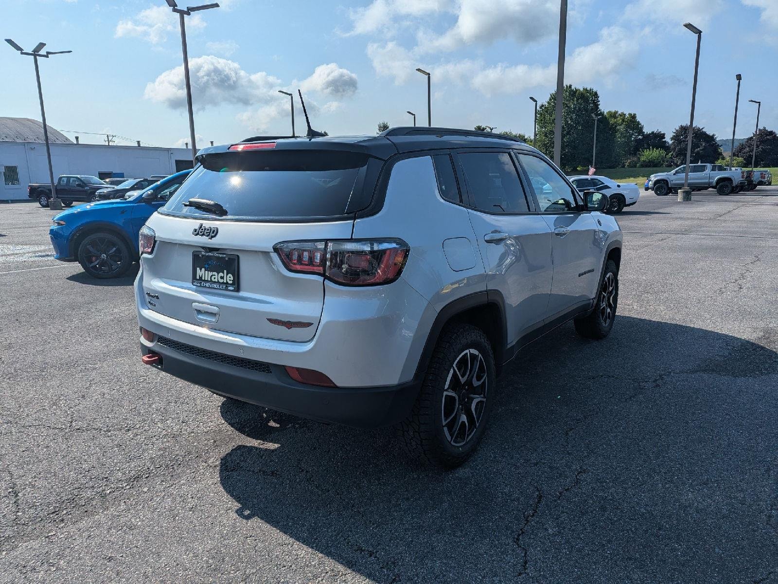 Used 2025 Silver Zynith Metallic Clearcoat Jeep Trailhawk image 7