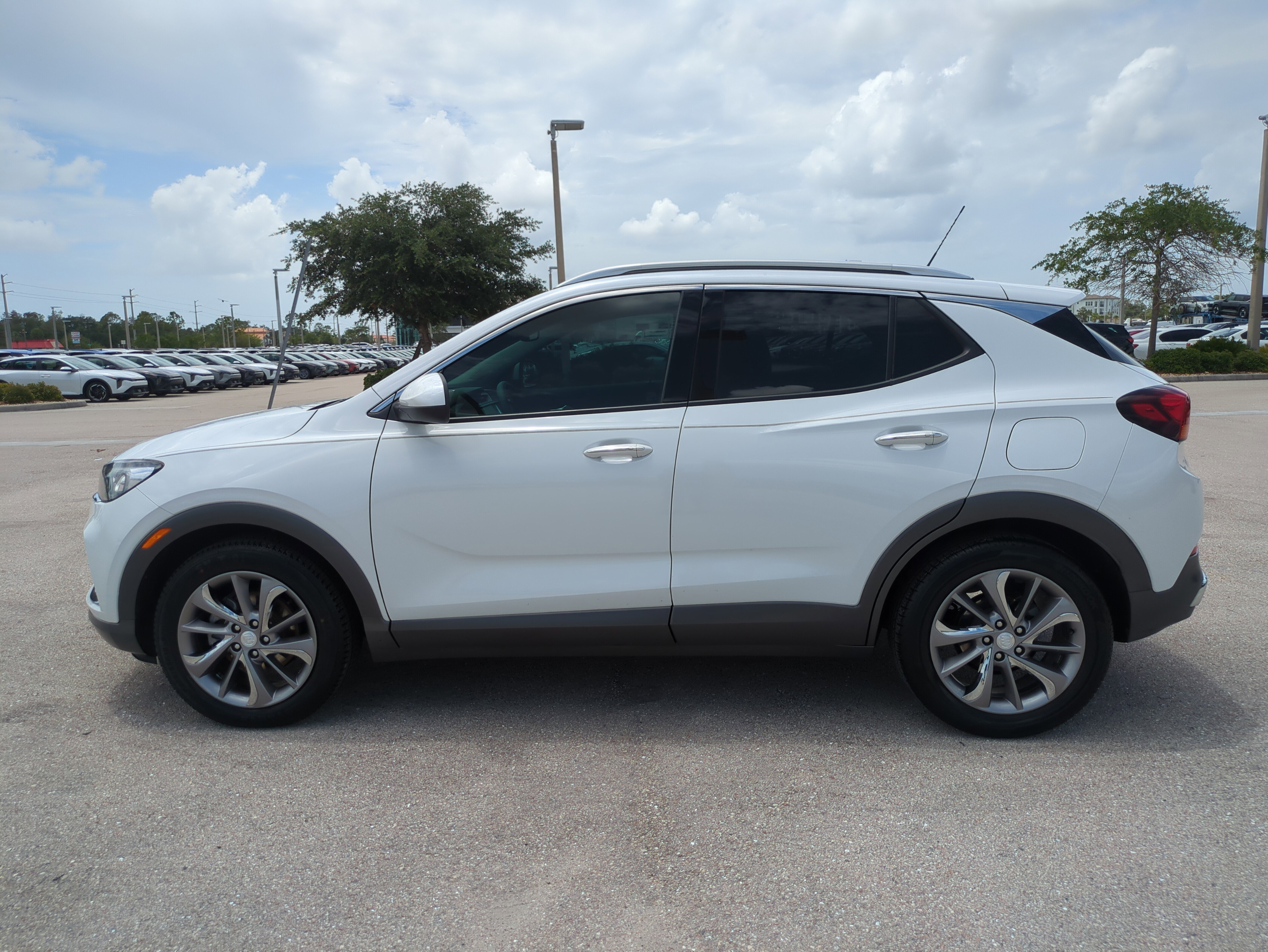 Used 2023 White Frost Tricoat Buick Essence image 7