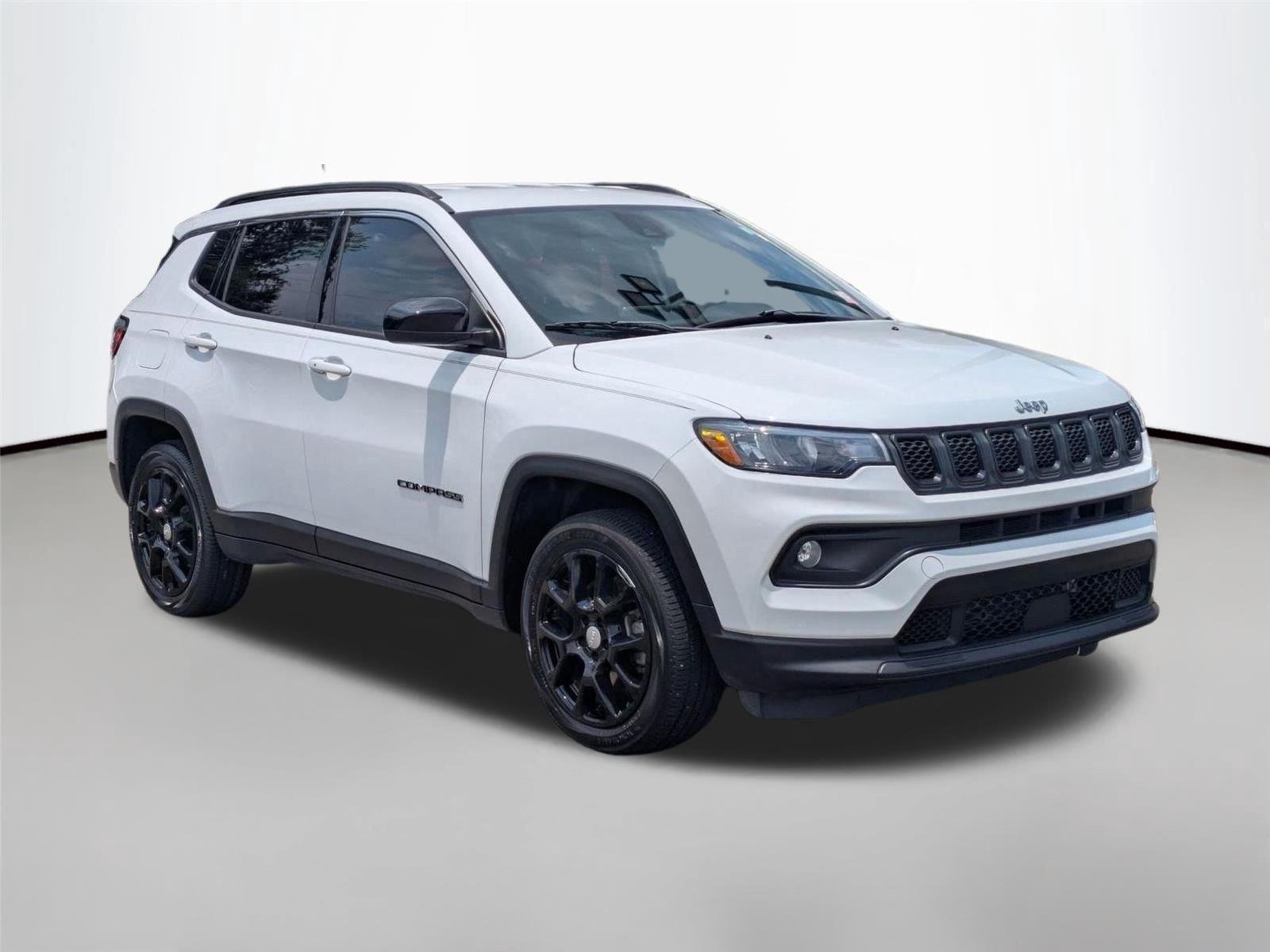 Used 2023 Bright White Clearcoat Jeep Latitude Lux image 3
