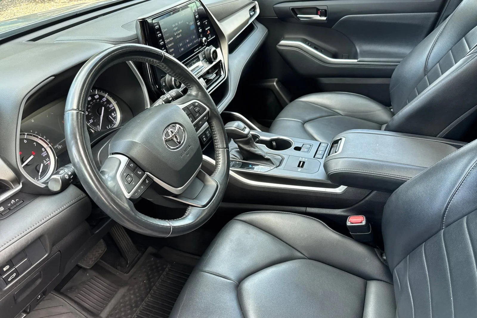 Used 2022 Moon Dust Toyota XLE image 9