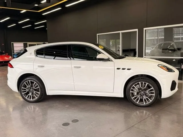 Used 2025 White Maserati Base image 6