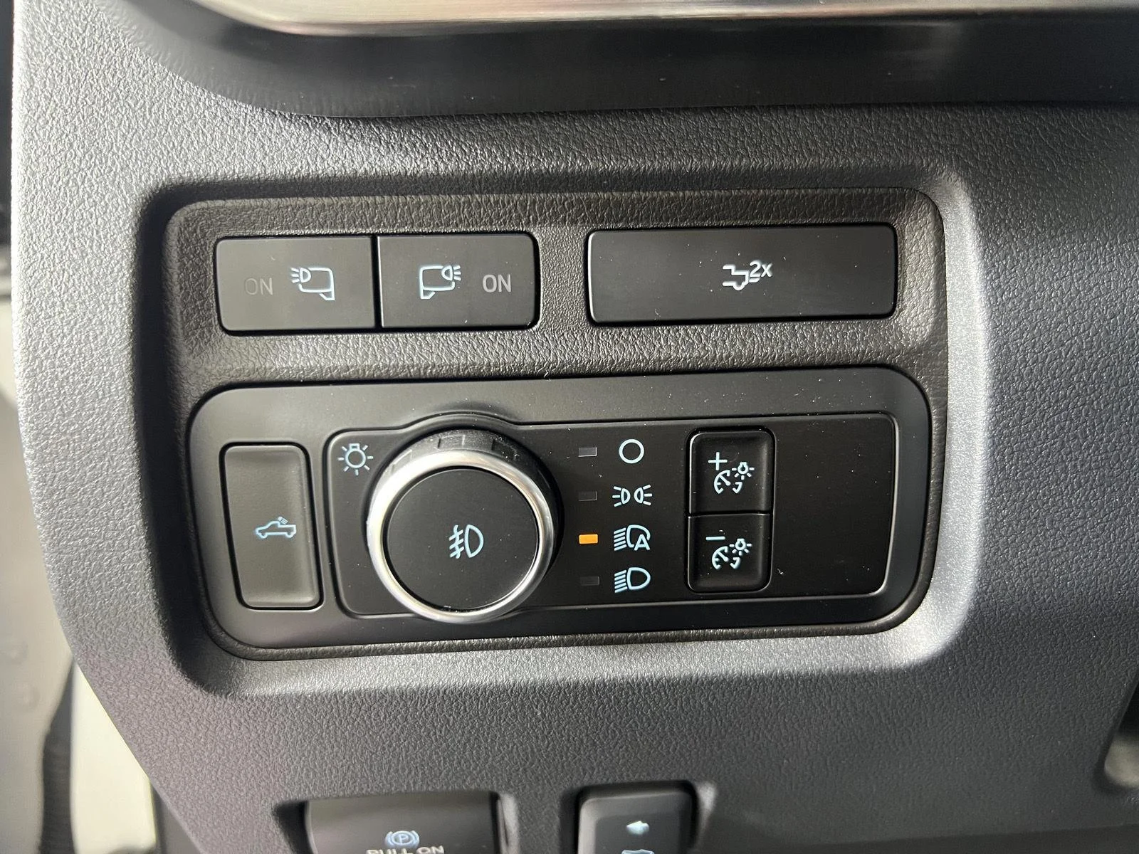 Used 2024 Star White Metallic Tri-Coat Ford LARIAT image 17