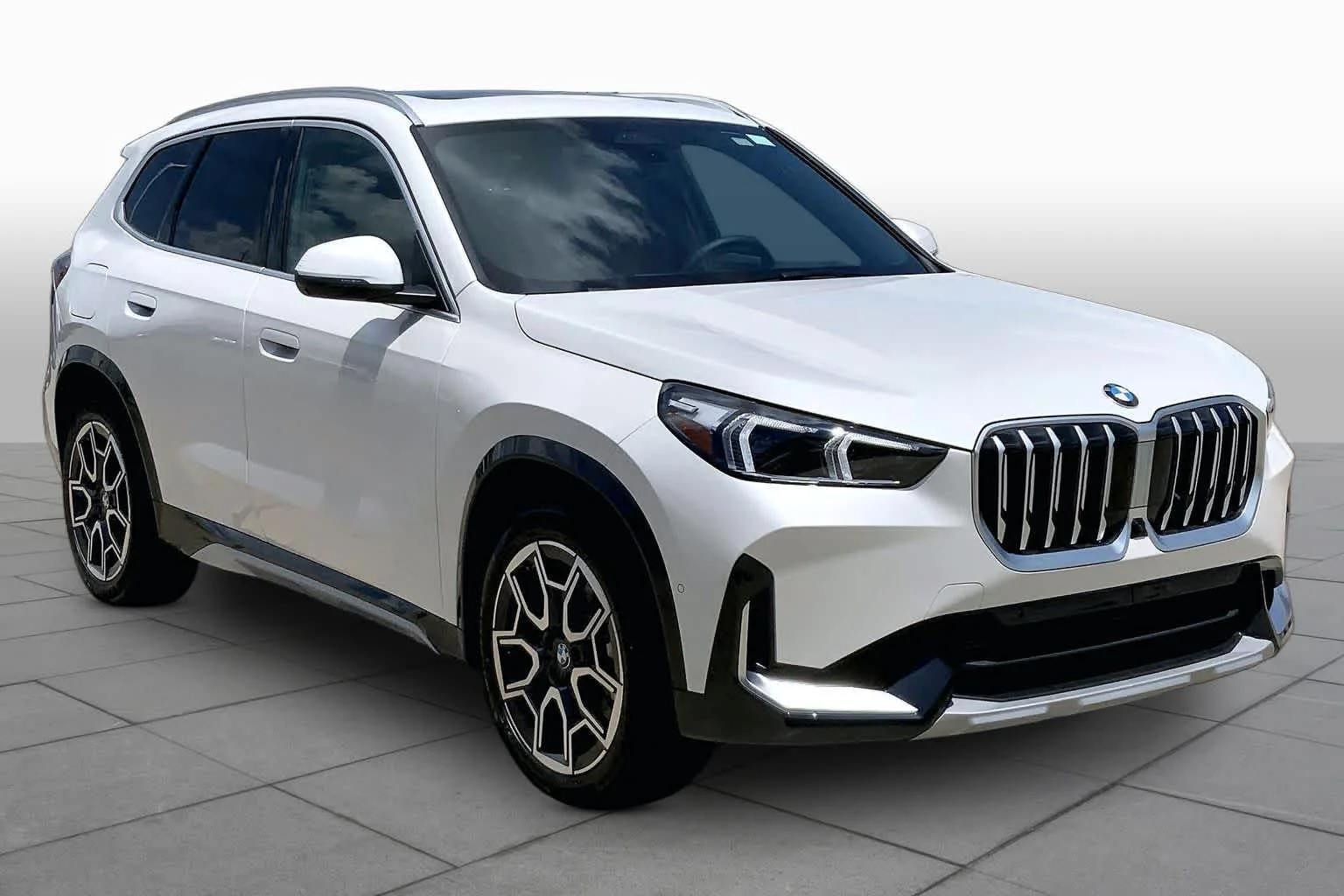 New 2026 Mineral White Metallic BMW xDrive28i image 2