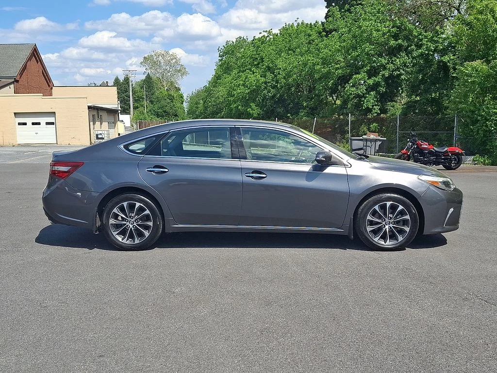 Used 2016 Gray Toyota XLE Premium image 7
