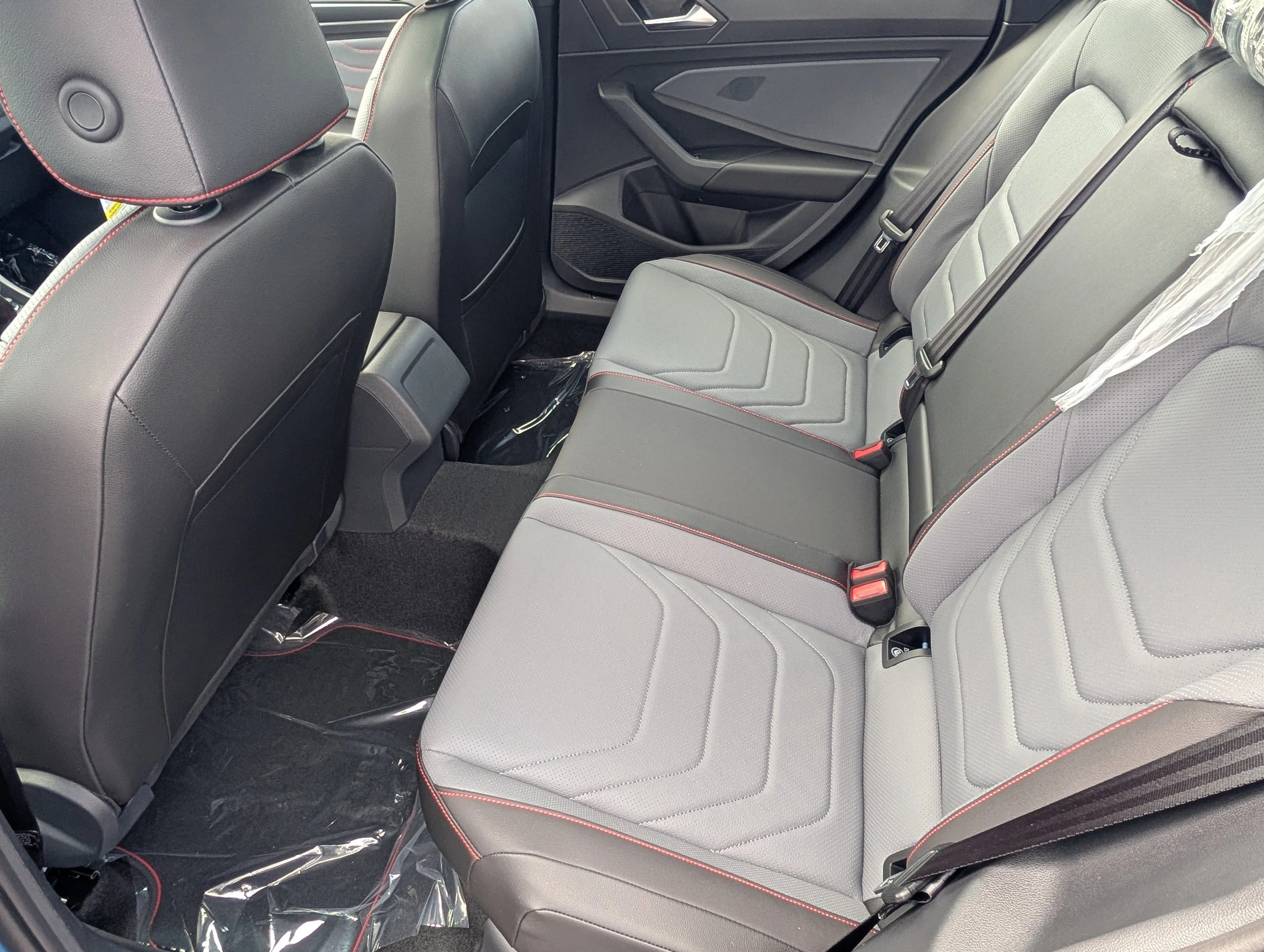 New 2026 Pure White w/Deep Black Roof Volkswagen Autobahn image 5