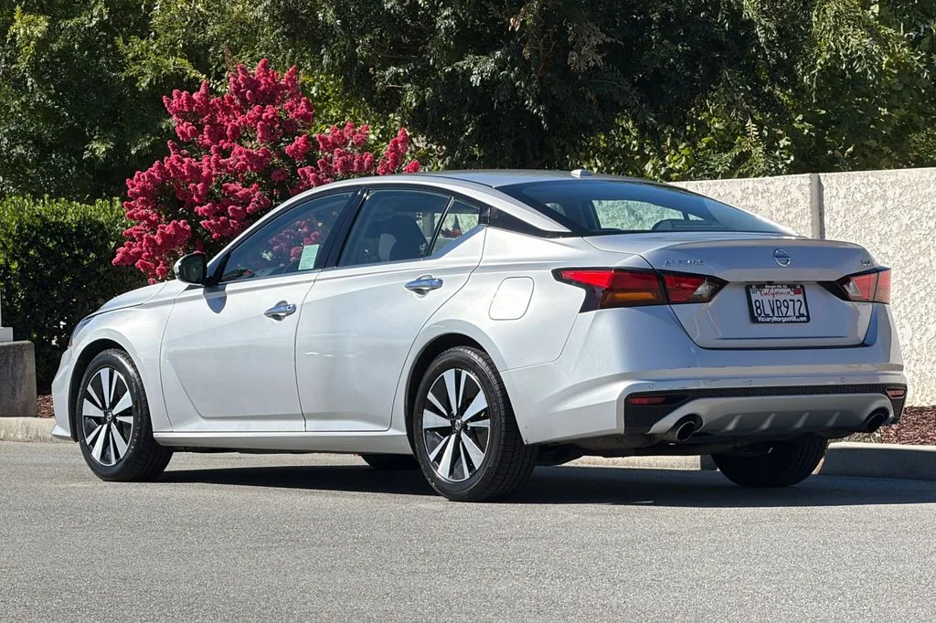 Used 2019 Brilliant Silver Metallic Nissan 2.5 SV image 7