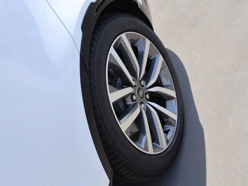New 2026 Fuji White Land Rover Dynamic SE image 41