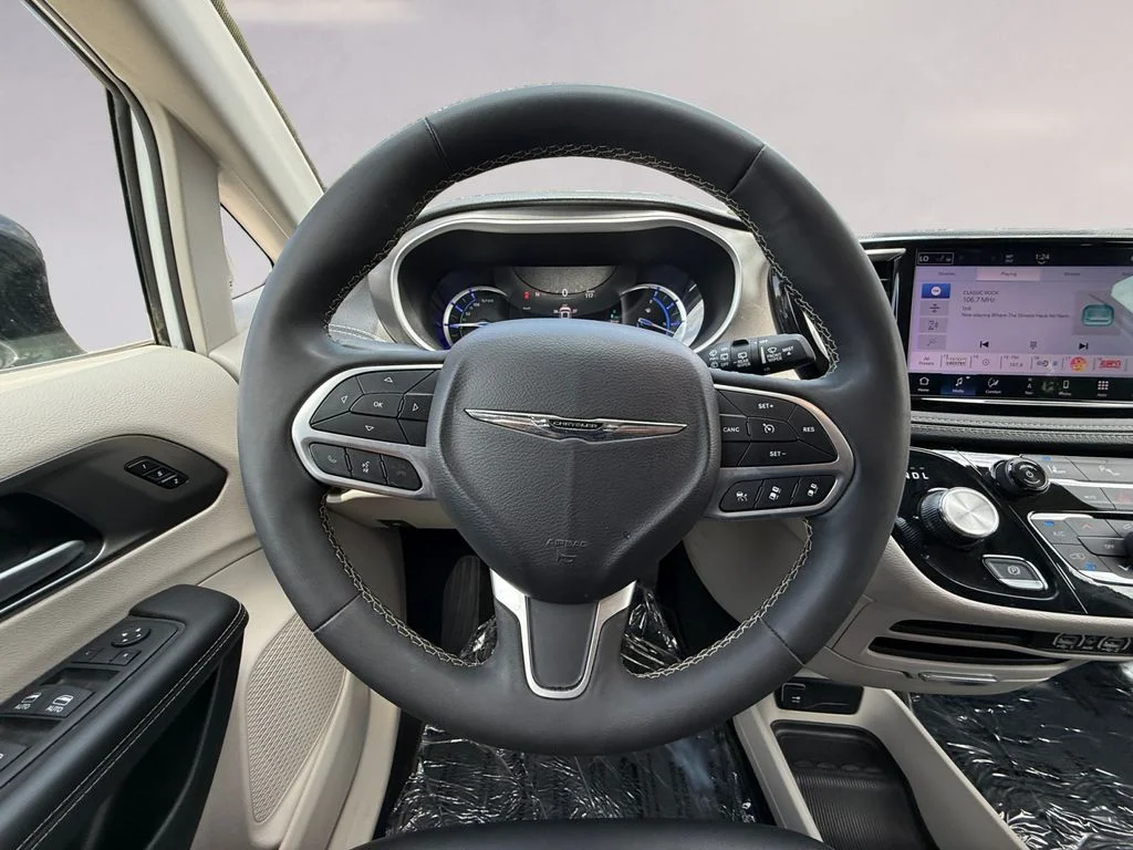 Used 2024 White Chrysler Select image 13