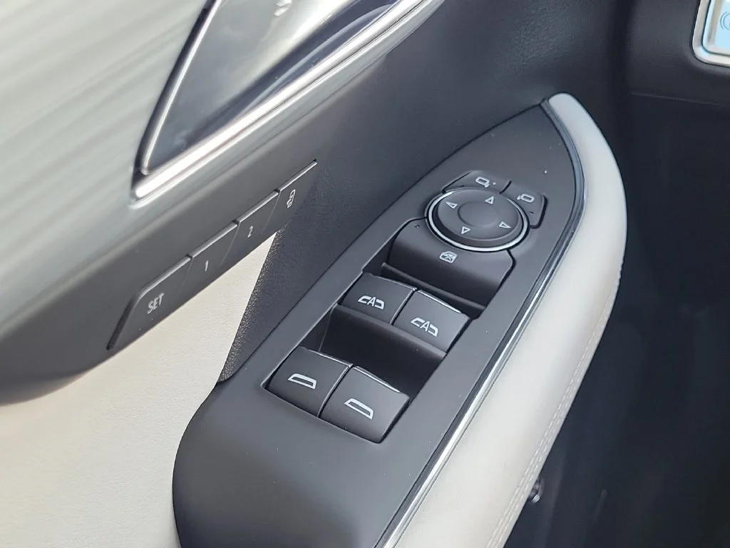 New 2026 Iridescent White Tricoat Buick Avenir image 20