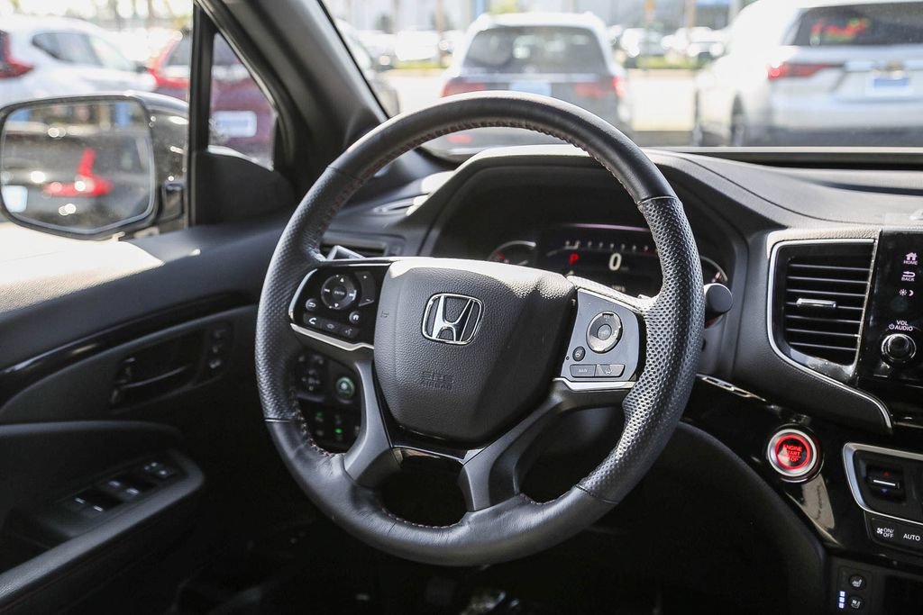 Certified Used 2025 Platinum White Pearl Honda AWD BLACK EDITION image 44