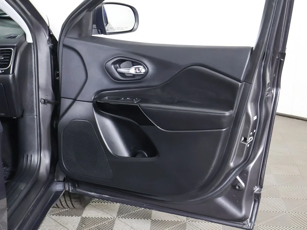 Used 2019 Gray Jeep Latitude Plus image 21