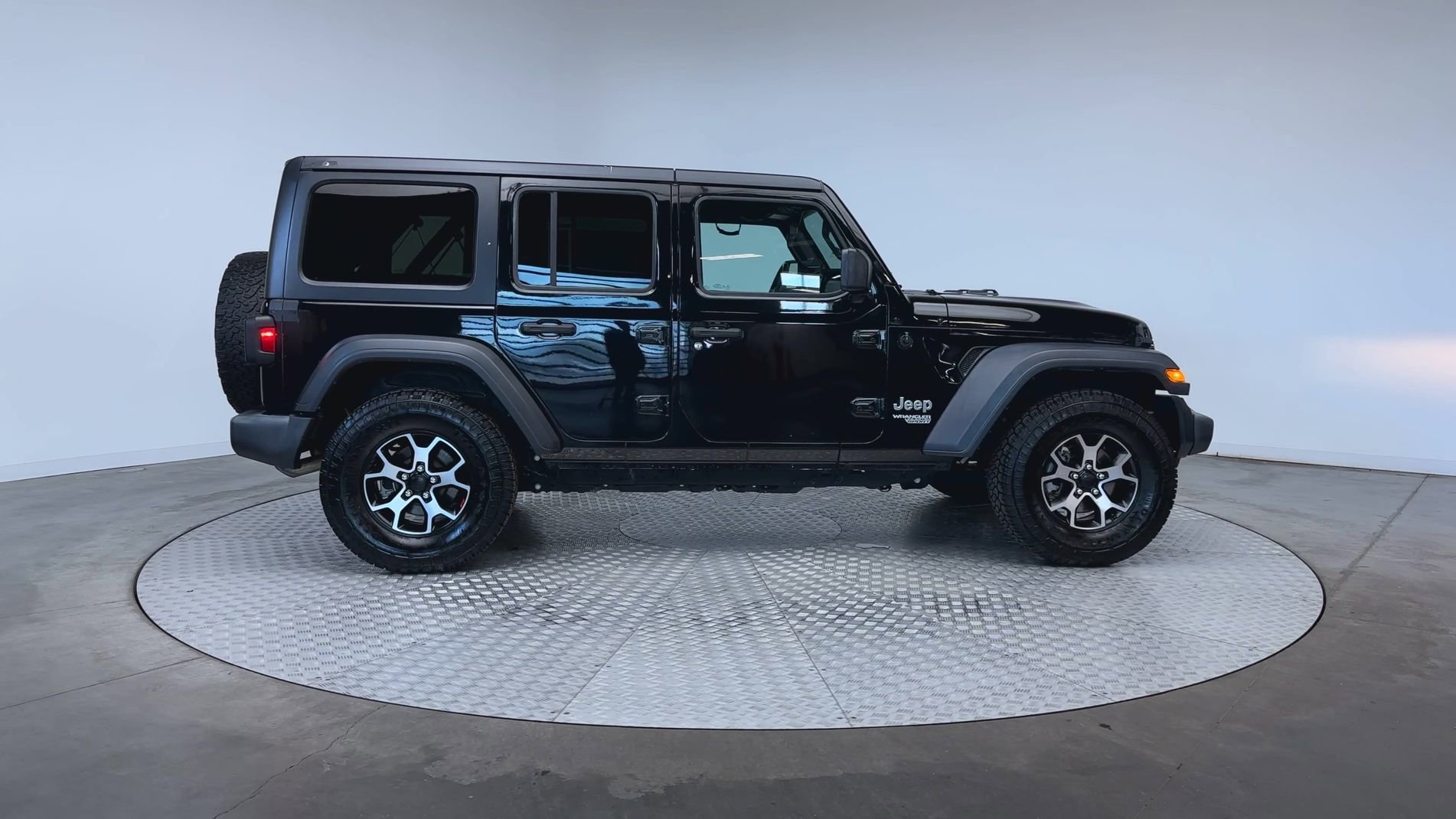 Used 2019 Black Clearcoat Jeep Sport S image 9