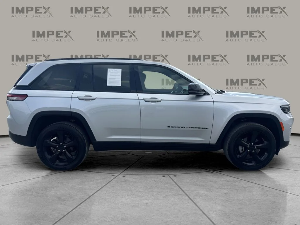 Used 2024 Silver Jeep Altitude X image 6