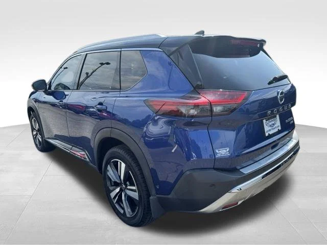 Used 2021 Blue Nissan Platinum image 5