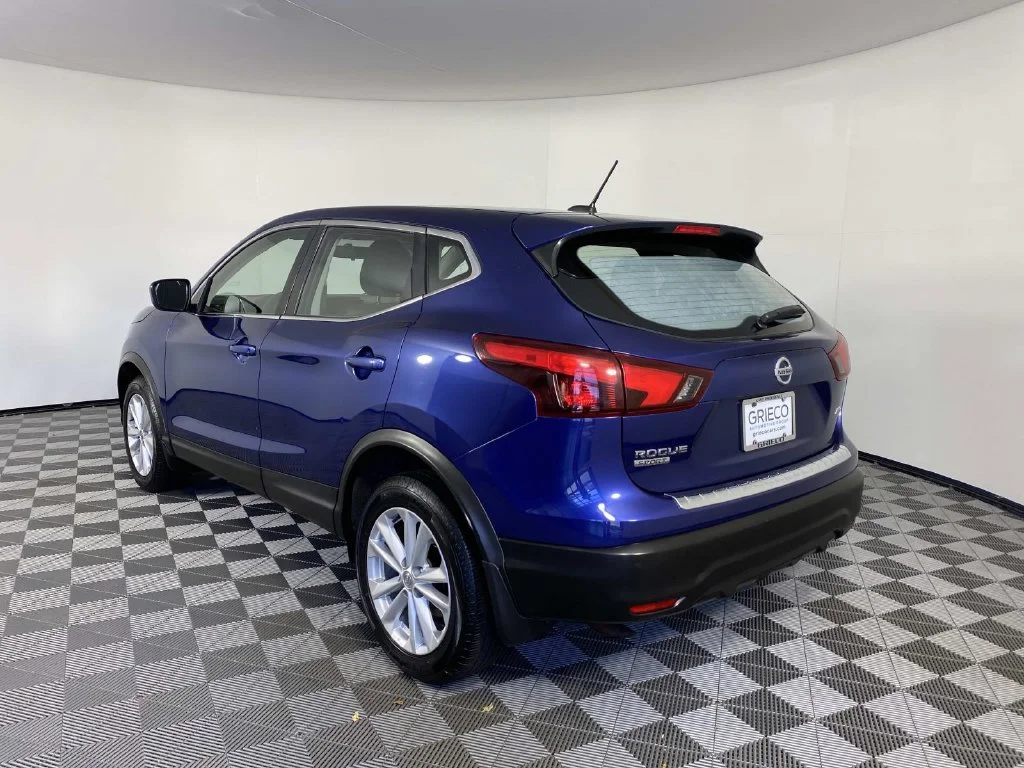 Used 2018 Caspian Blue Nissan S image 6