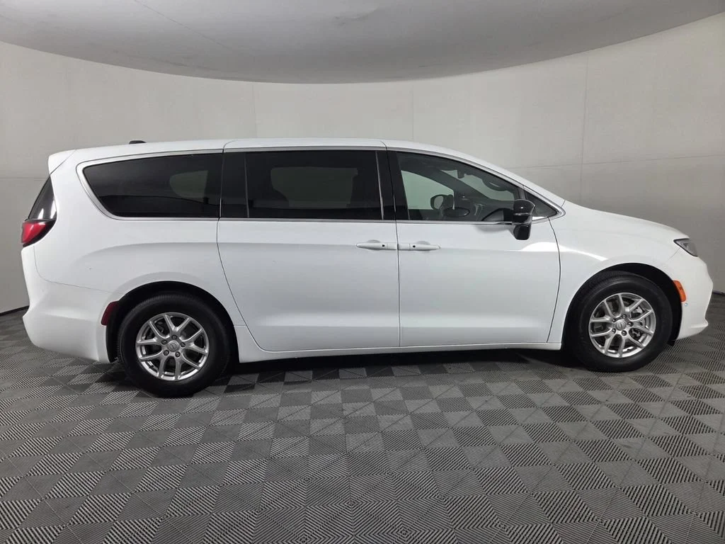 New 2026 Bright White Clear-Coat Exterior Paint Chrysler Select image 5