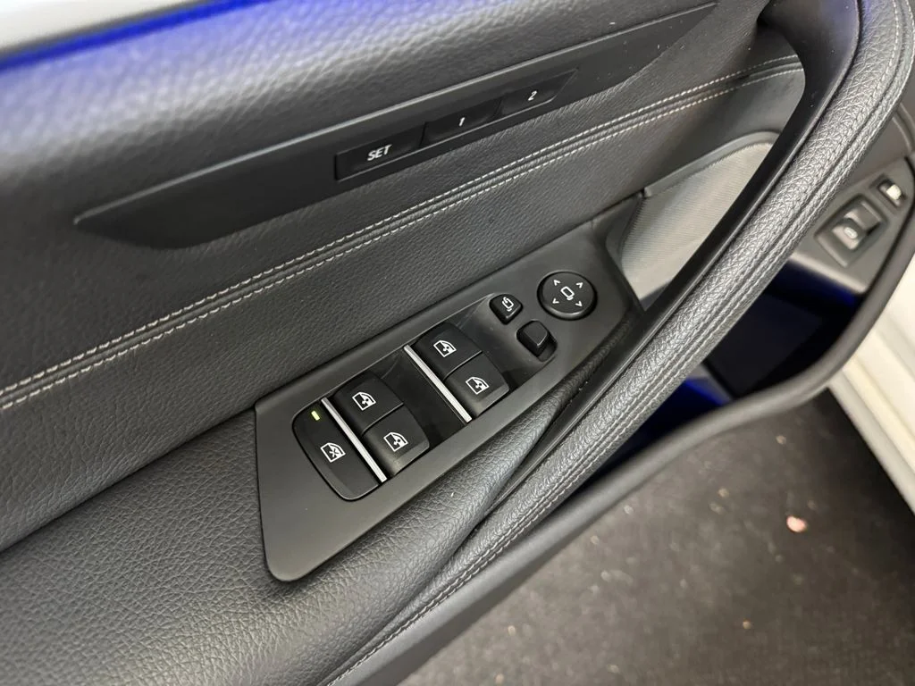 Used 2019 White BMW 530e iPerformance image 17