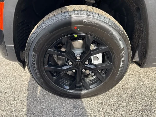 New 2026 Diamond Black Crystal Pearl-Coat Exterior Paint Jeep Altitude image 9