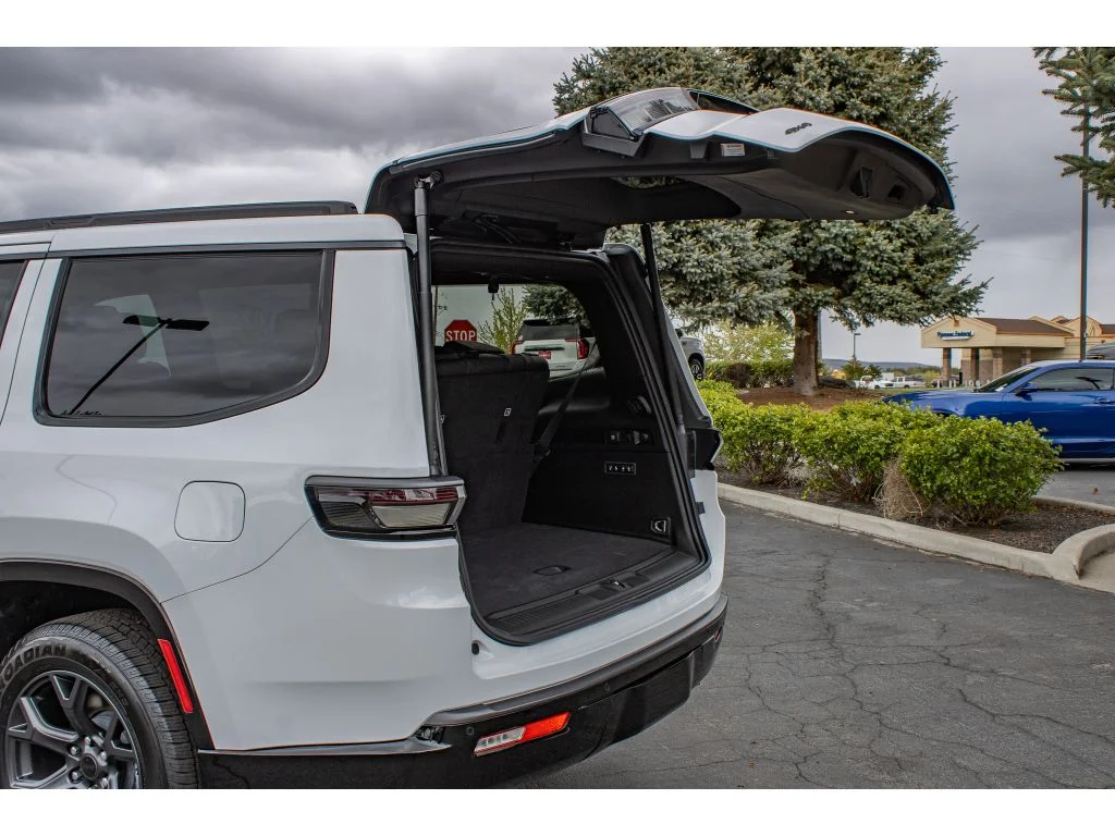 New 2026 Bright White Clear-Coat Exterior Paint Jeep Limited Altitude image 10