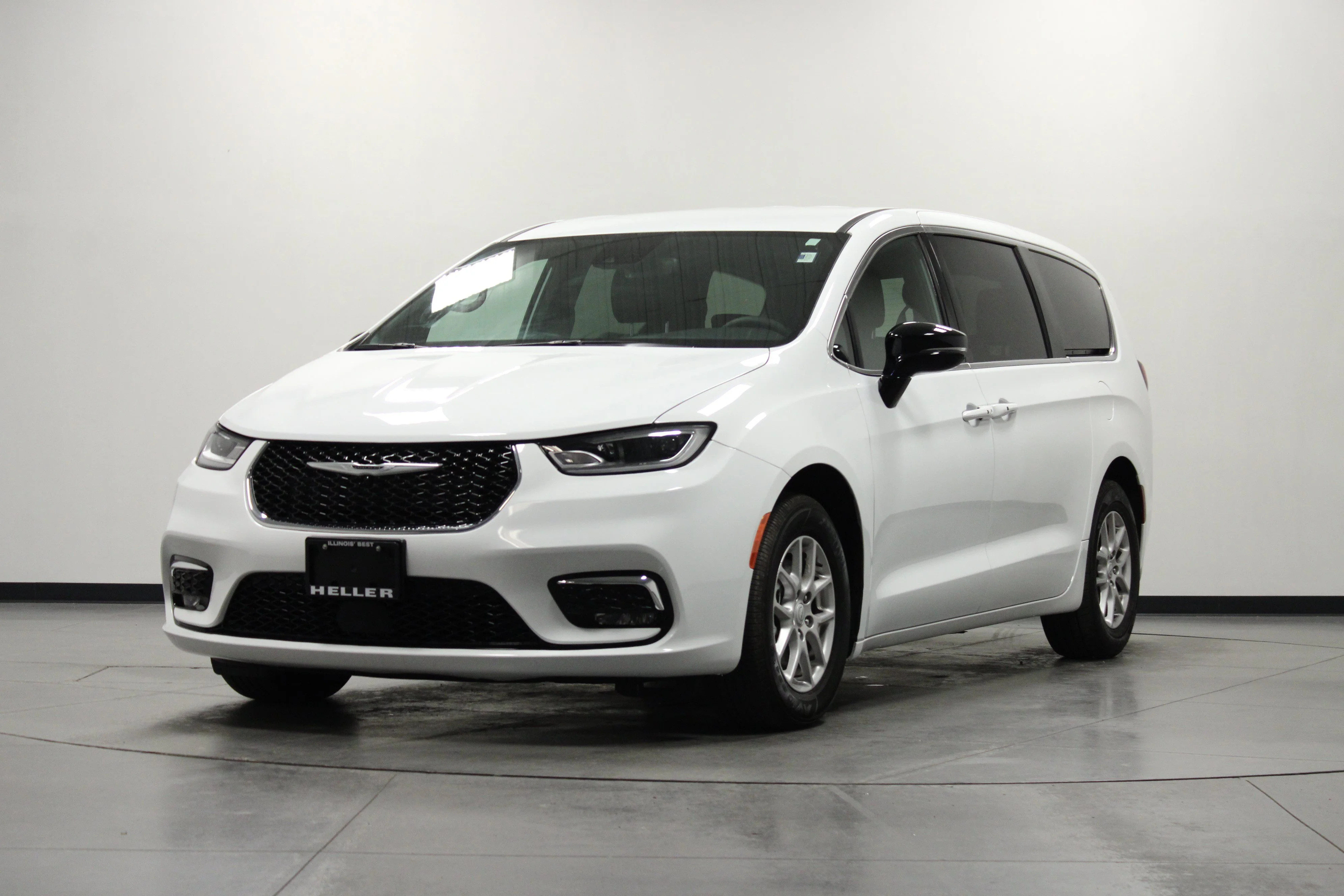 Used 2025 Bright White Clearcoat Chrysler Select image 8