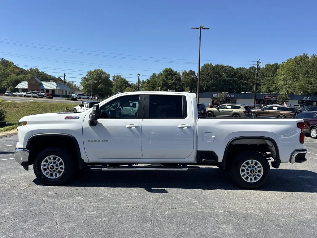 Used 2025 White Chevrolet LT image 4