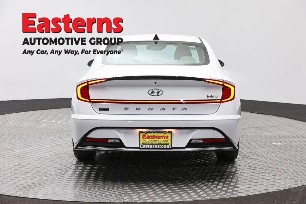 Used 2023 White Hyundai SEL image 5