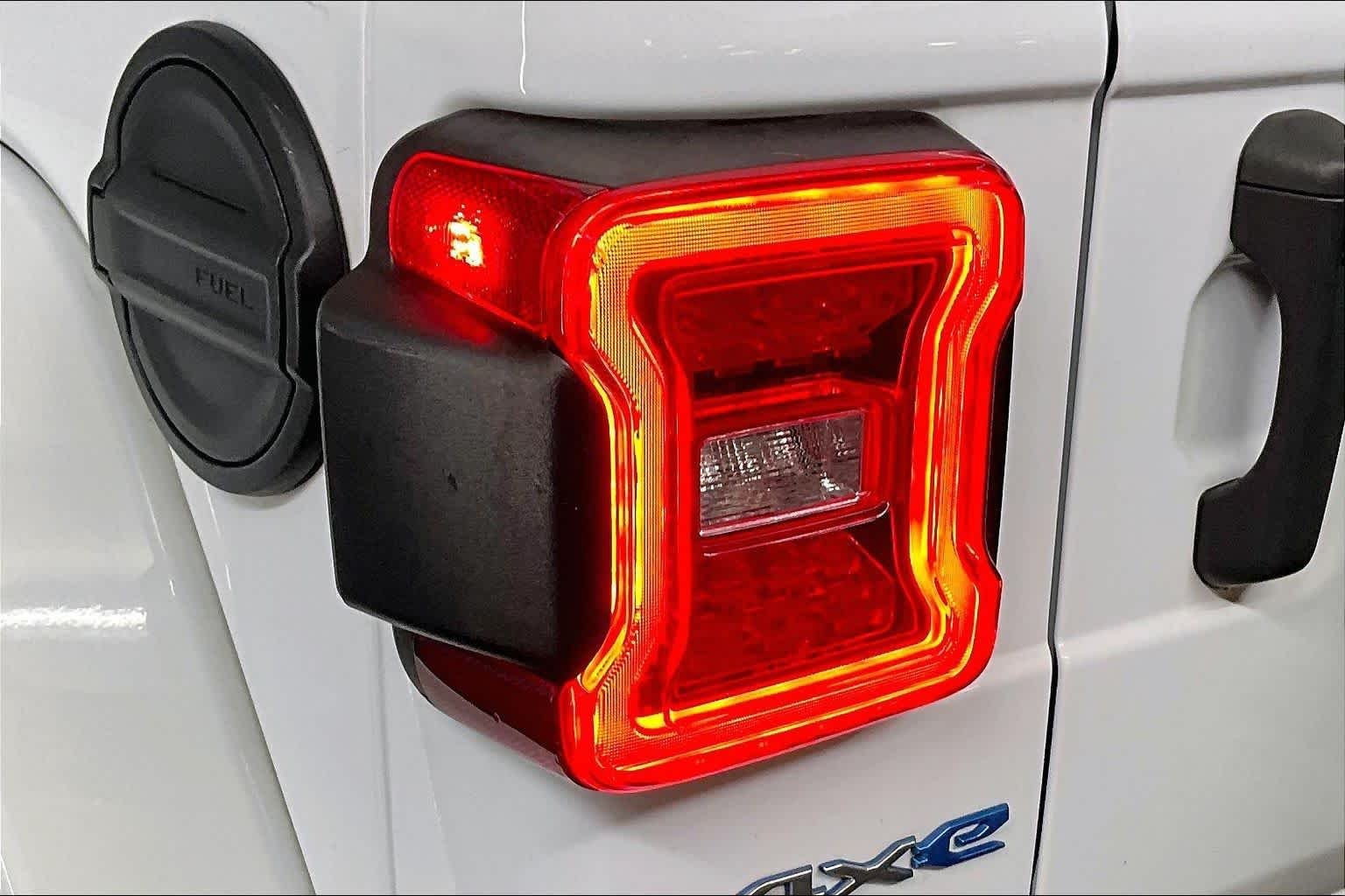 Used 2022 Bright White Clearcoat Jeep Unlimited Sahara image 27