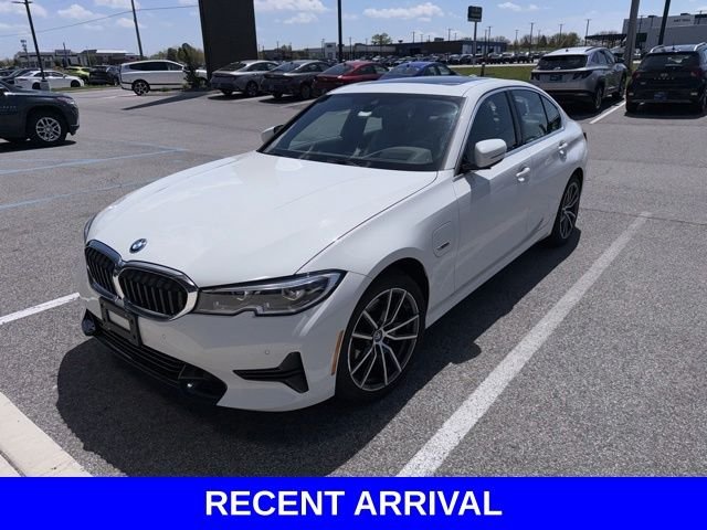 2022 BMW 3 Series 330e xDrive Sedan's photo