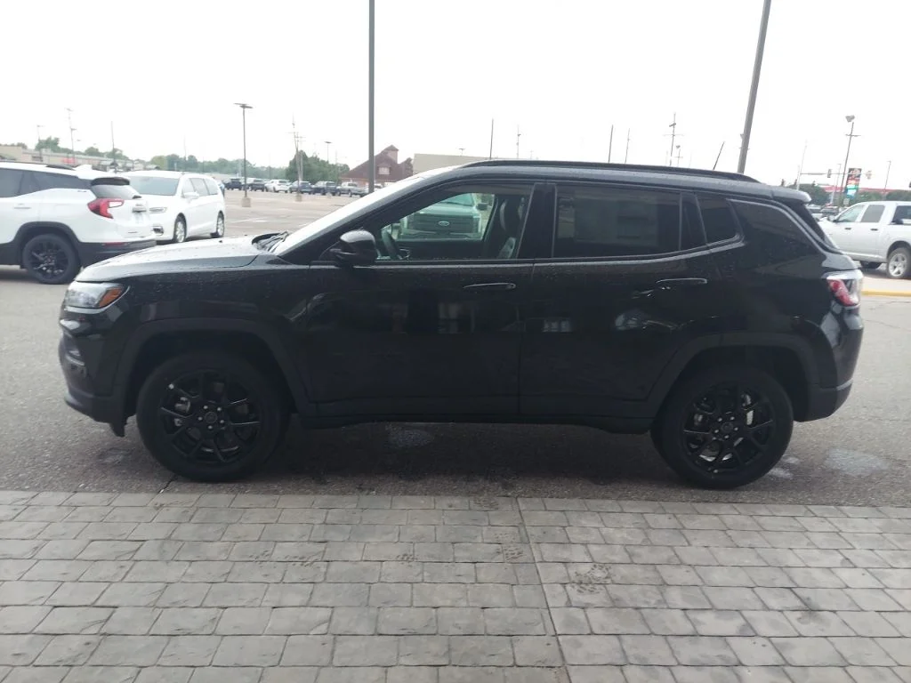 New 2026 Diamond Black Crystal Pearlcoat Jeep Latitude image 4