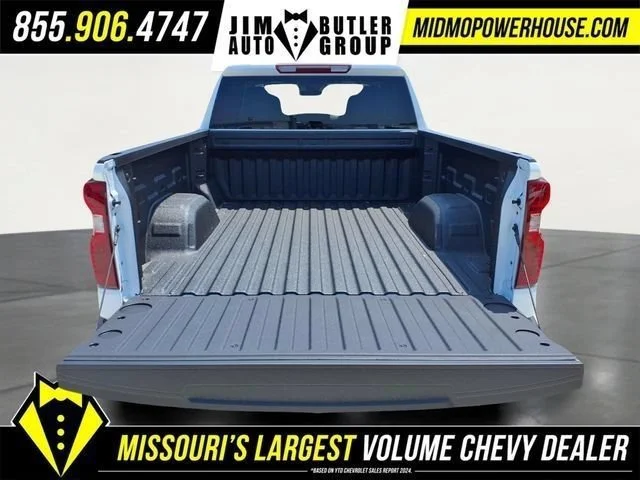 New 2026 Summit White Chevrolet WT image 5